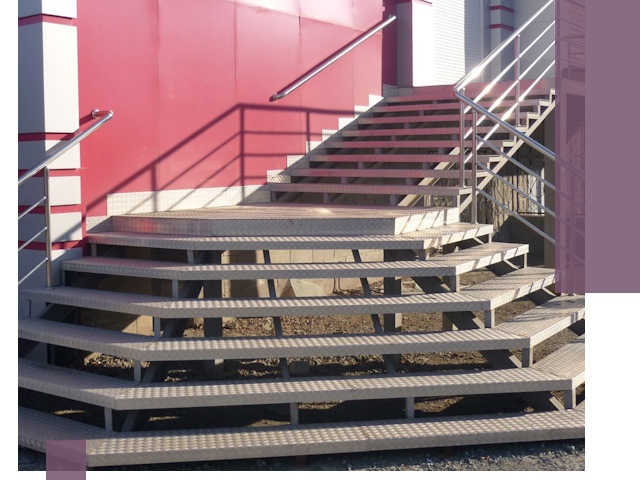 Лестницы для магазина в Канске — изготовление и монтаж