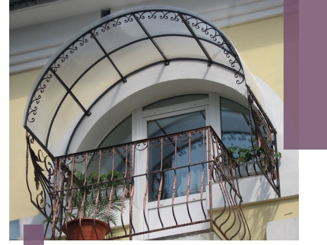 Козырьки над балконом в Канске — изготовление и монтаж